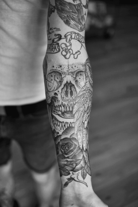 skull-and-flowers-sleeve-tattoo-tatouaz-maniki-nekrokefali-louloudia
