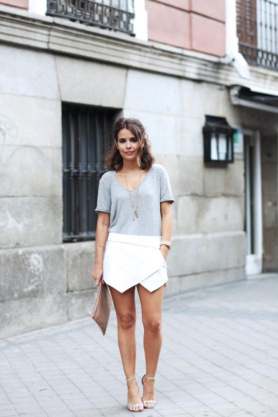 zara_skort-grey_tee-silver_sandalds-beaded_clucth-street_style-outfit-