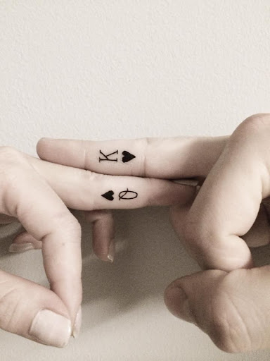 Queen-and-king-of-Heart-Tattoos-on-fingers.