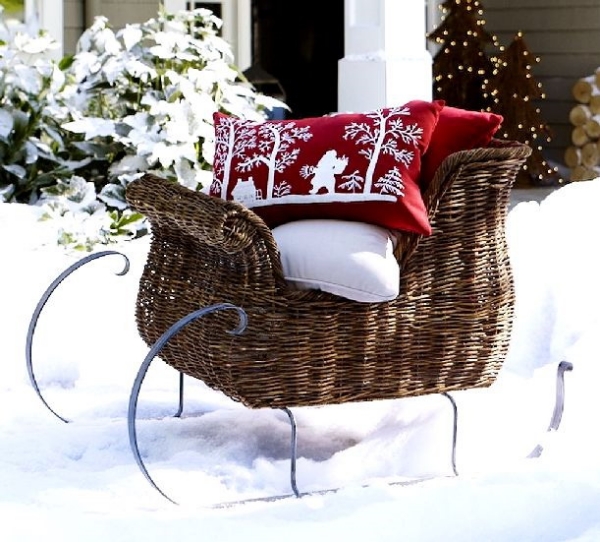 Exterior-Christmas-Decoration-Ideas-with-Rattan-Sleigh