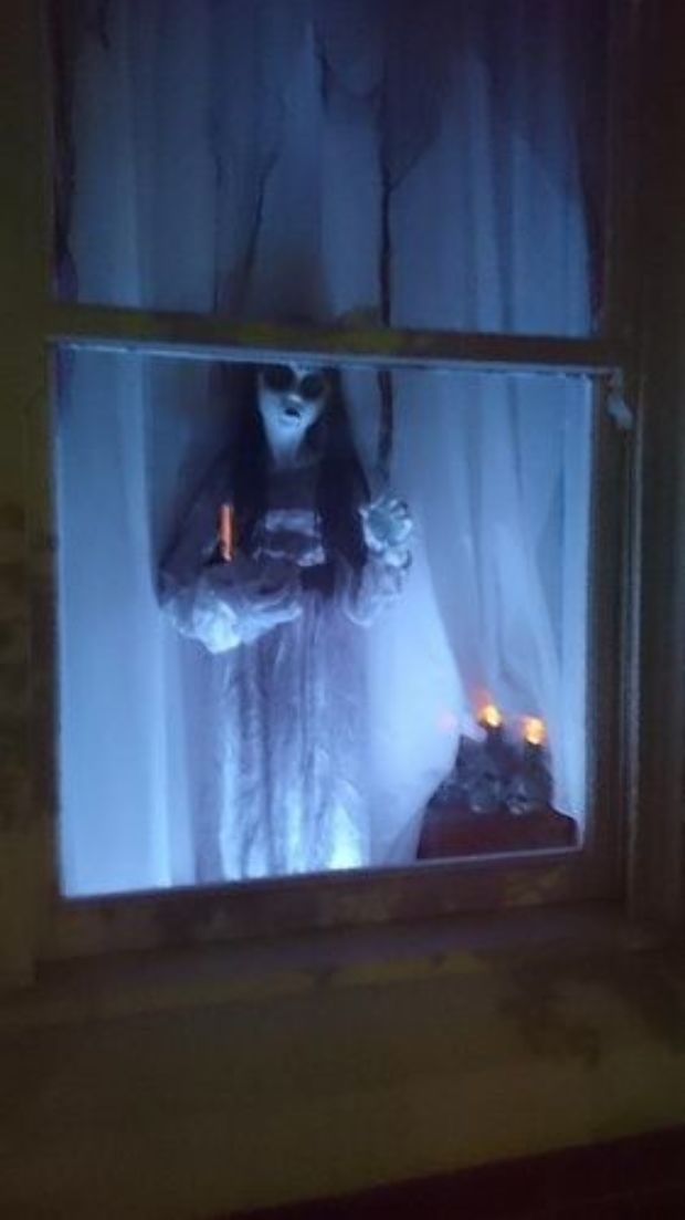 ghost-in-the-window-halloween-decorations.