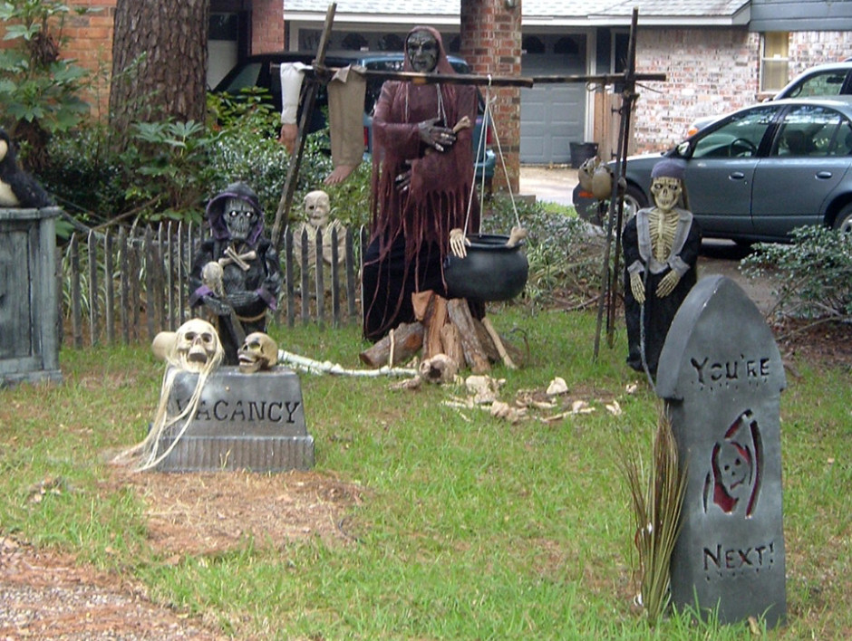 scary-halloween-decorations-outdoor.