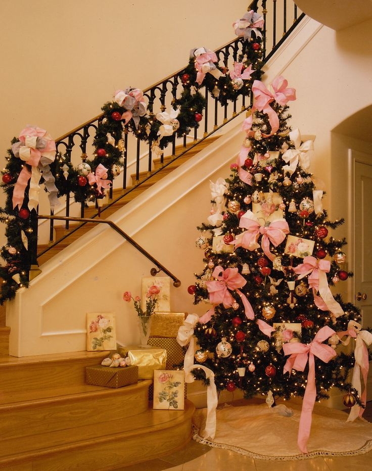 Pink bows. Creative Christmas Tree Decorating Ideas