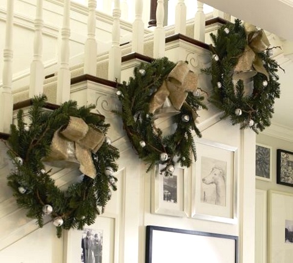 wreath-staircase-christmas-decorating-ideas