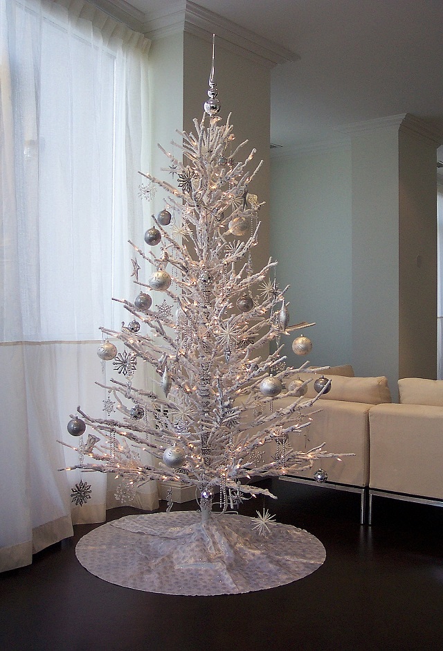 white-christmas-tree-ideas-minimalist-white-christmas-tree