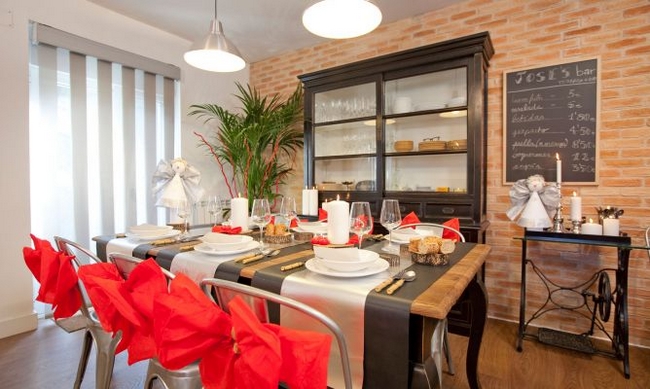 christmas-dinner-table-setting-red-paper-ribbons-chair-backs