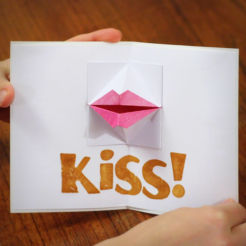 origami-valentine-kissing-lips-card