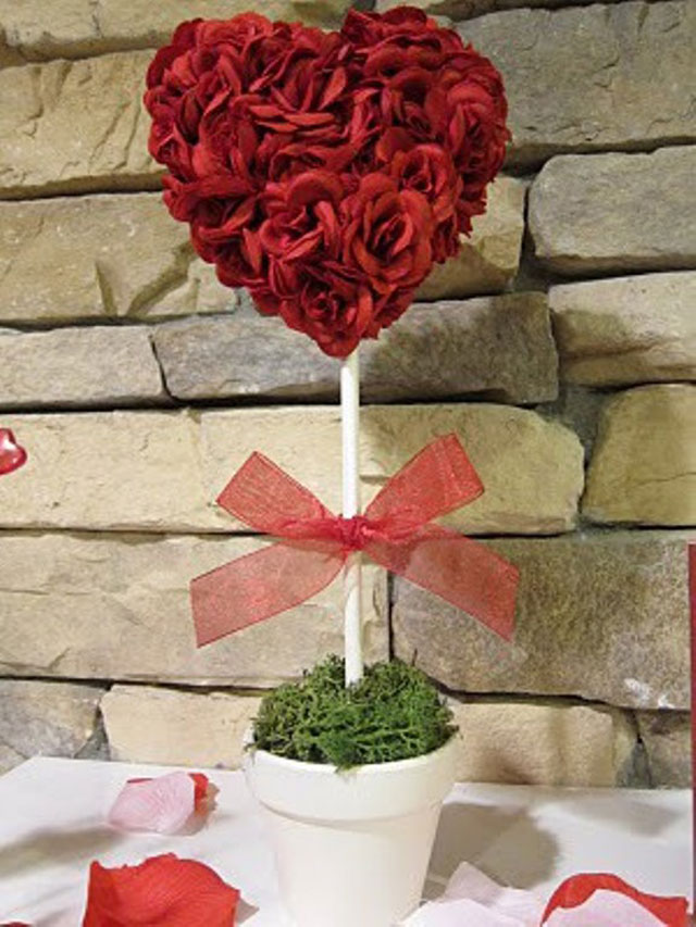 porch-decorating-ideas-with-glamorous-heart-valentine-decorations-on-white-pot