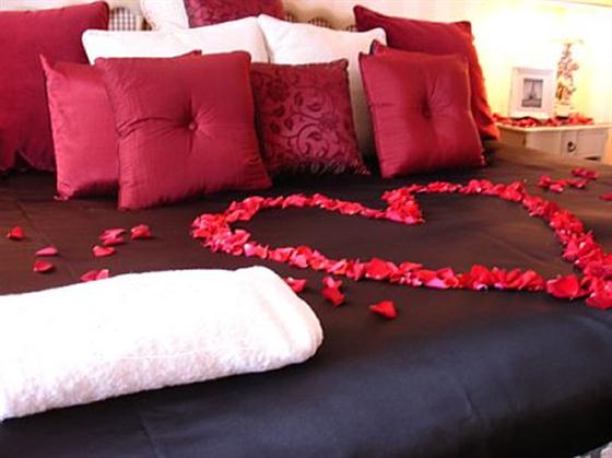 valentine-day-bedroom-decorating-ideas-with-black-bed-and-square-red-pillows-also-heart-flower-decor-on-bed
